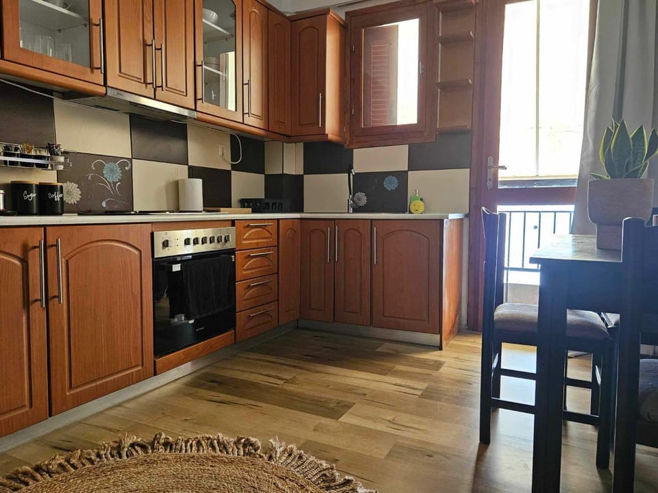 Kitchen or kitchenette, Dining area, stove, toaster