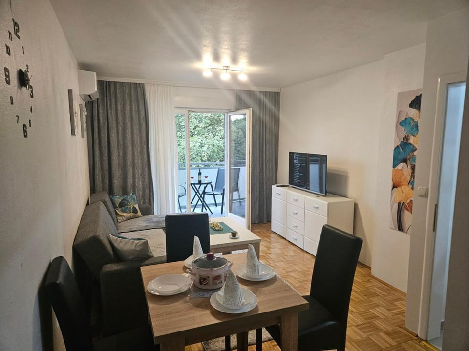Communal lounge/ TV room, TV and multimedia, Living room, Seating area