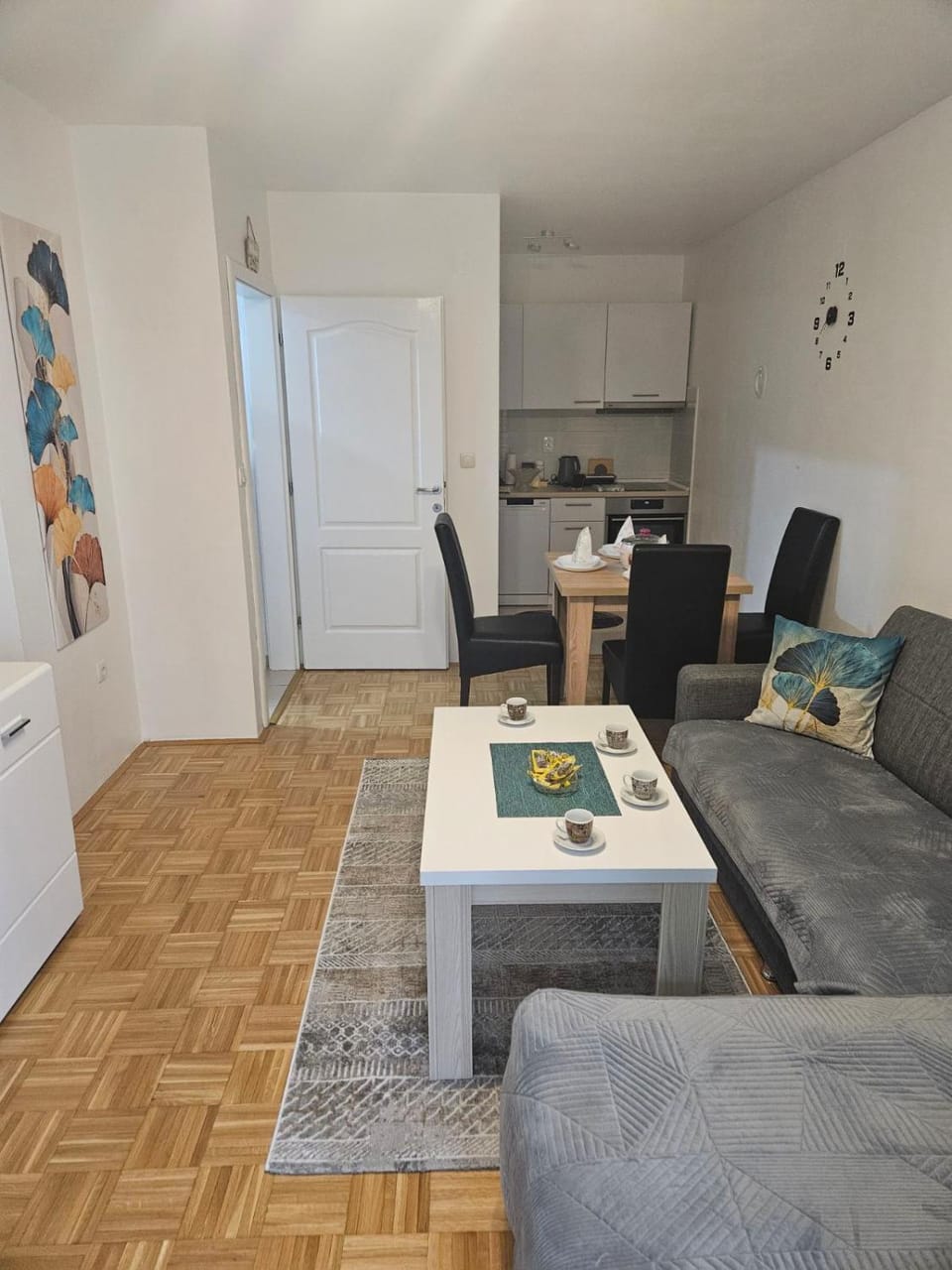 Kitchen or kitchenette, Living room, Seating area, Dining area