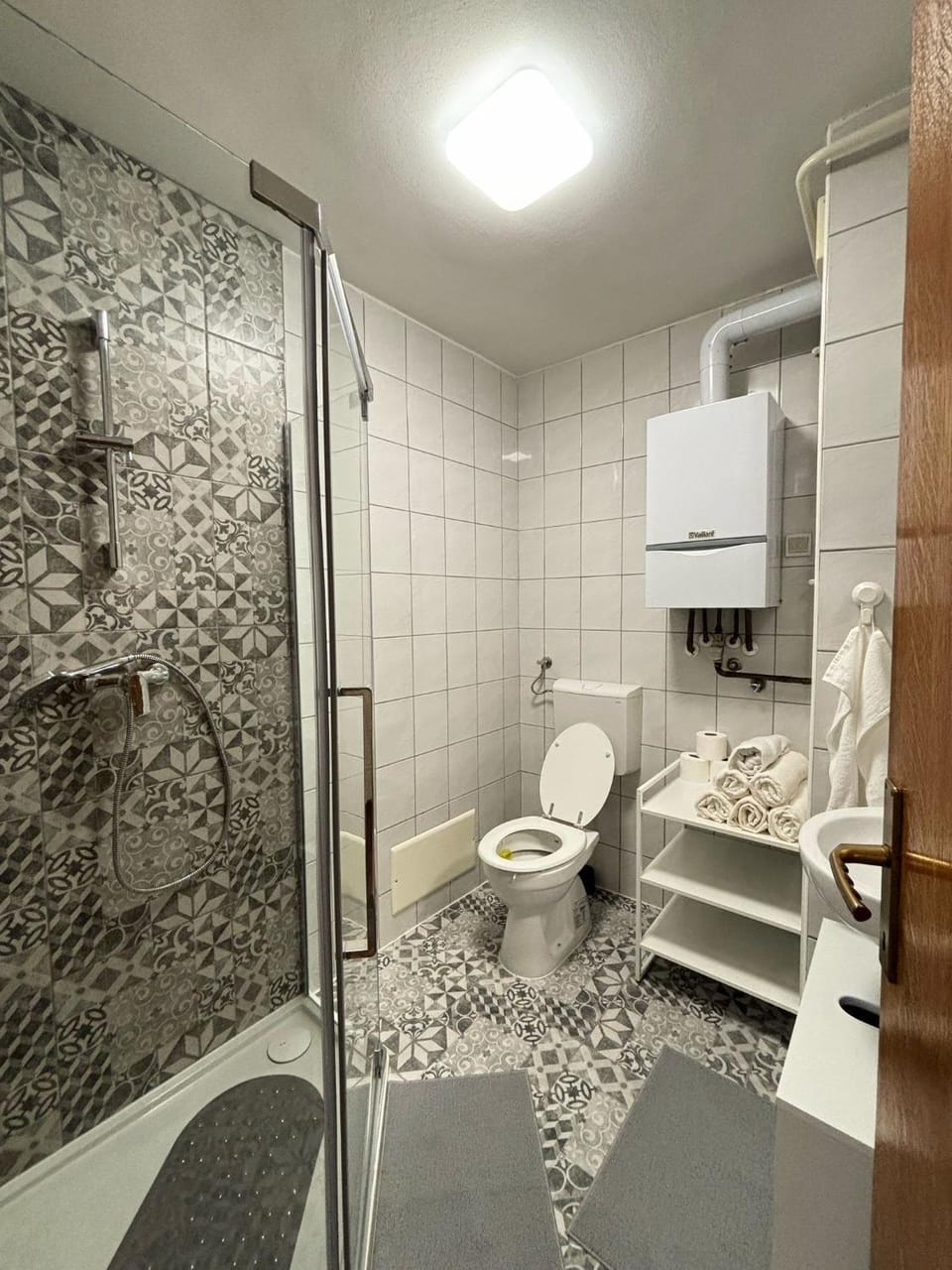 Shower, Toilet, Bathroom, towels