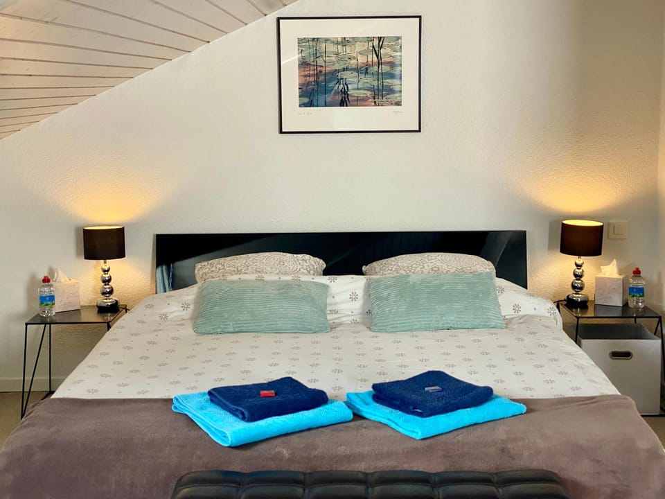 Bed, Bedroom, towels