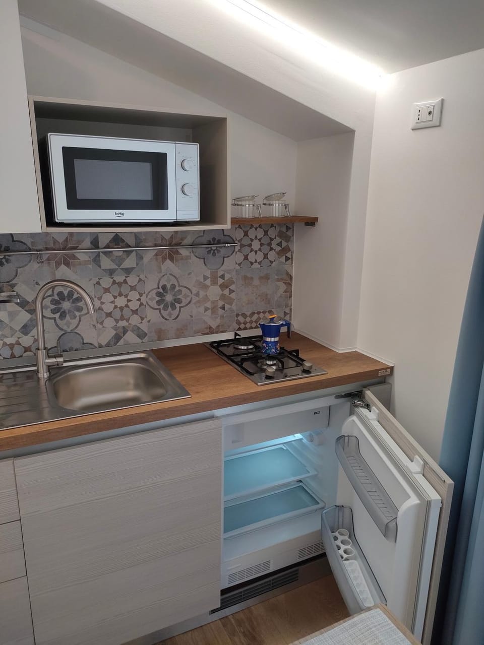 Kitchen or kitchenette, minibar