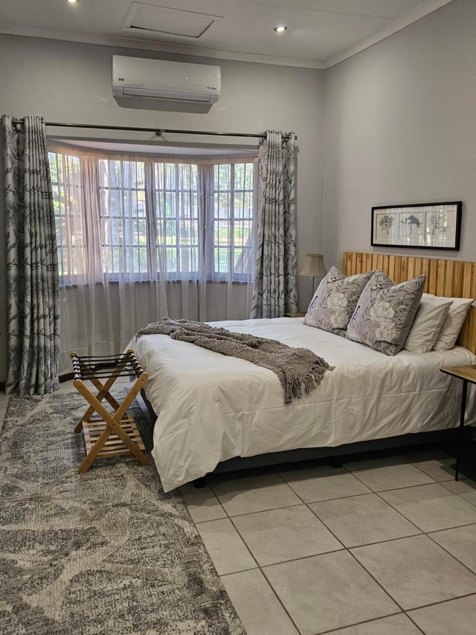 Bedroom, towels, air conditioner