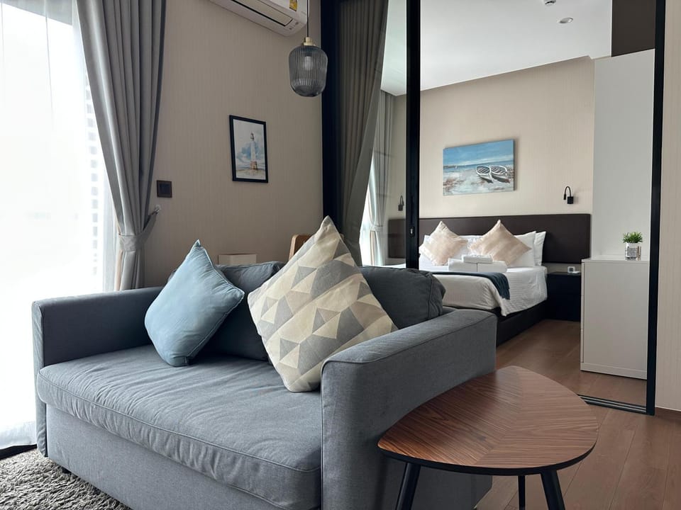 Bed, Living room, Photo of the whole room, Seating area, Bedroom