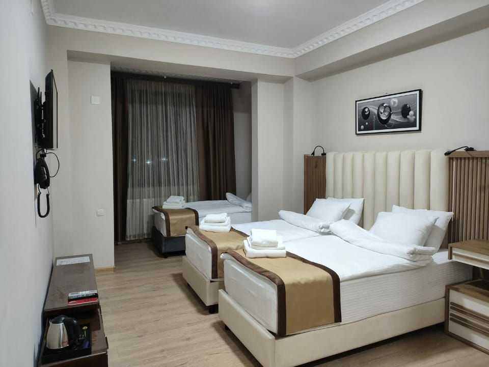 Bed, TV and multimedia, Photo of the whole room, Bedroom, towels
