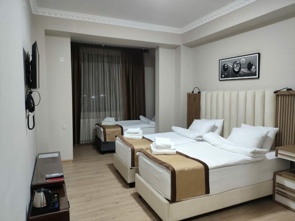 Bed, TV and multimedia, Photo of the whole room, Bedroom, towels