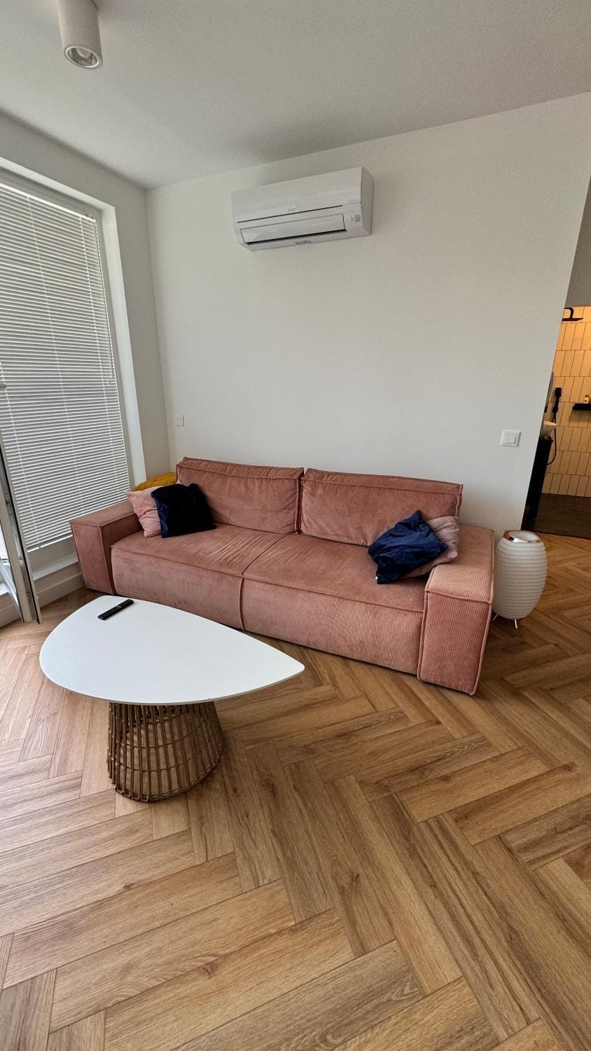 Bed, Living room, Seating area, air conditioner