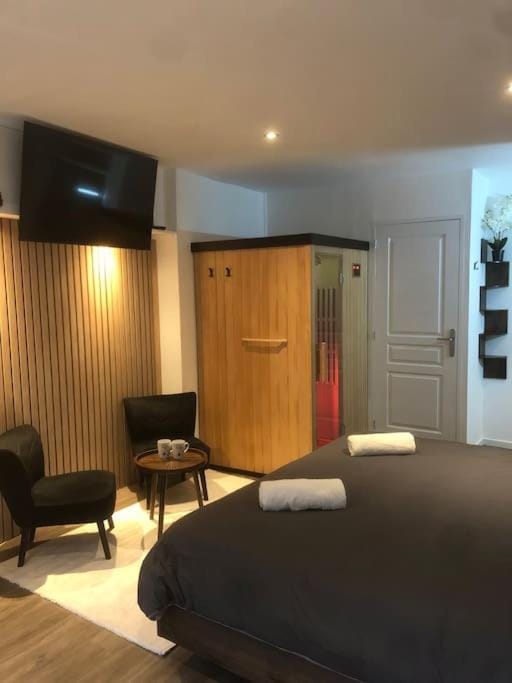 Bed, Sauna, TV and multimedia, Living room, Photo of the whole room, Bedroom