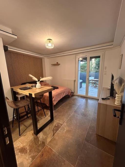 Bed, TV and multimedia, Living room, Photo of the whole room, Seating area, Dining area, Bedroom