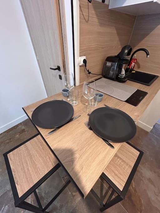 Kitchen or kitchenette, Dining area, stove