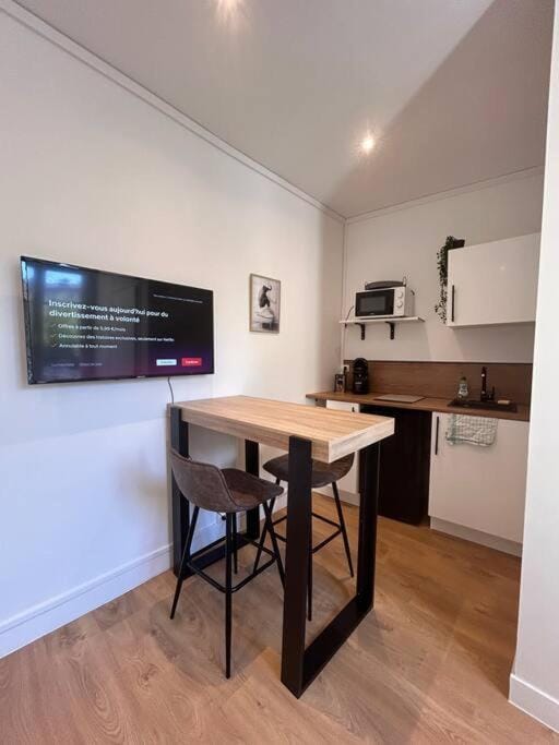 Kitchen or kitchenette, Dining area, stove