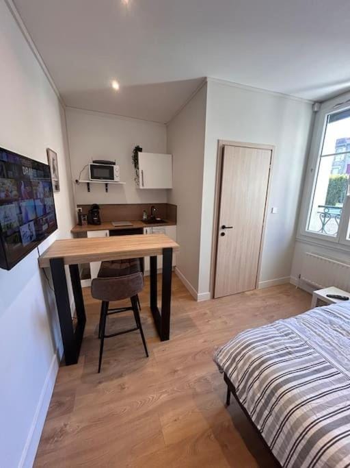 TV and multimedia, Kitchen or kitchenette, Photo of the whole room, Dining area, Bedroom, stove