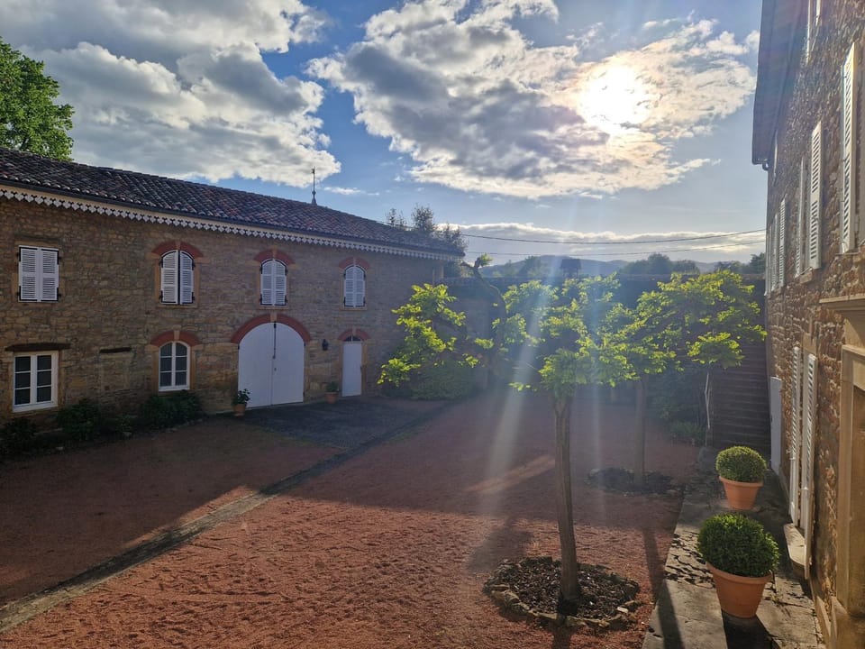DOMAINE DES FRANCHISES - Beaujolais Village - Charme et authenticité au cœur des Pierres dorées Bed and Breakfast in Auvergne-Rhône-Alpes