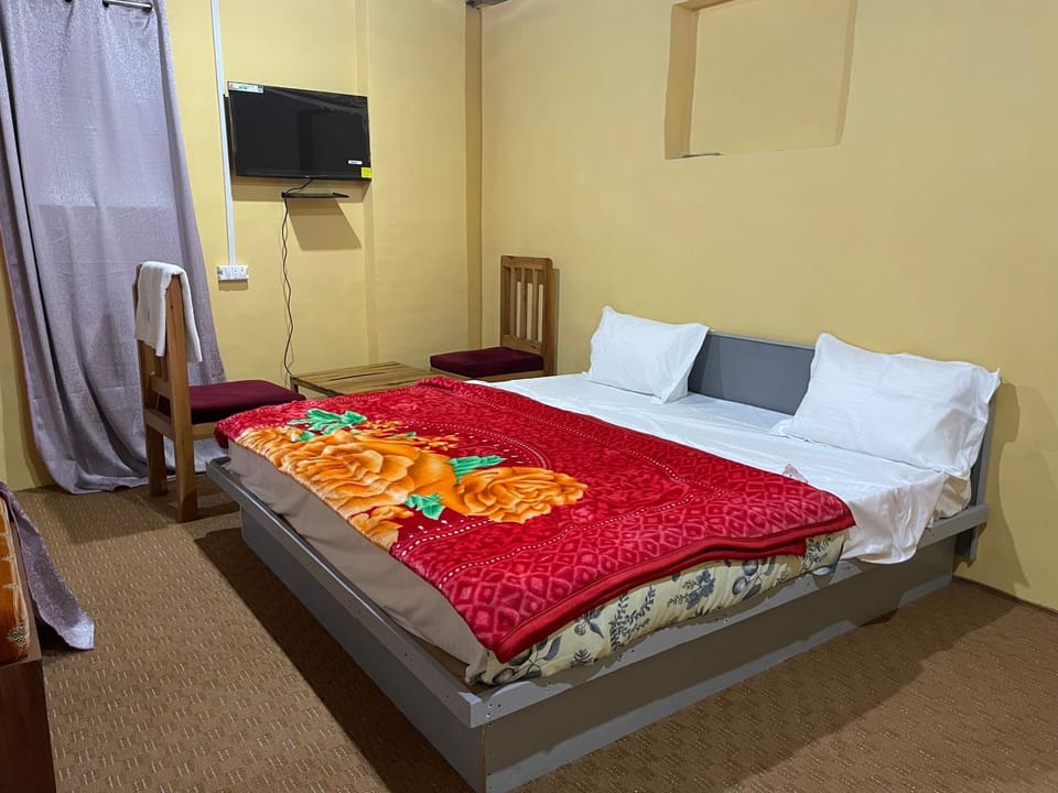 Bed, TV and multimedia, Bedroom