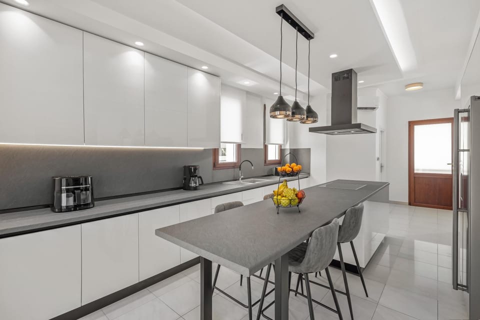 Coffee/tea facilities, Kitchen or kitchenette, dishwasher, oven, stove