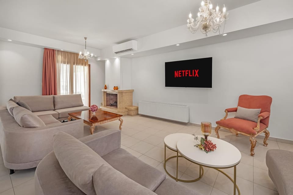 Communal lounge/ TV room, TV and multimedia, Living room, Seating area, Evening entertainment, fireplace, air conditioner