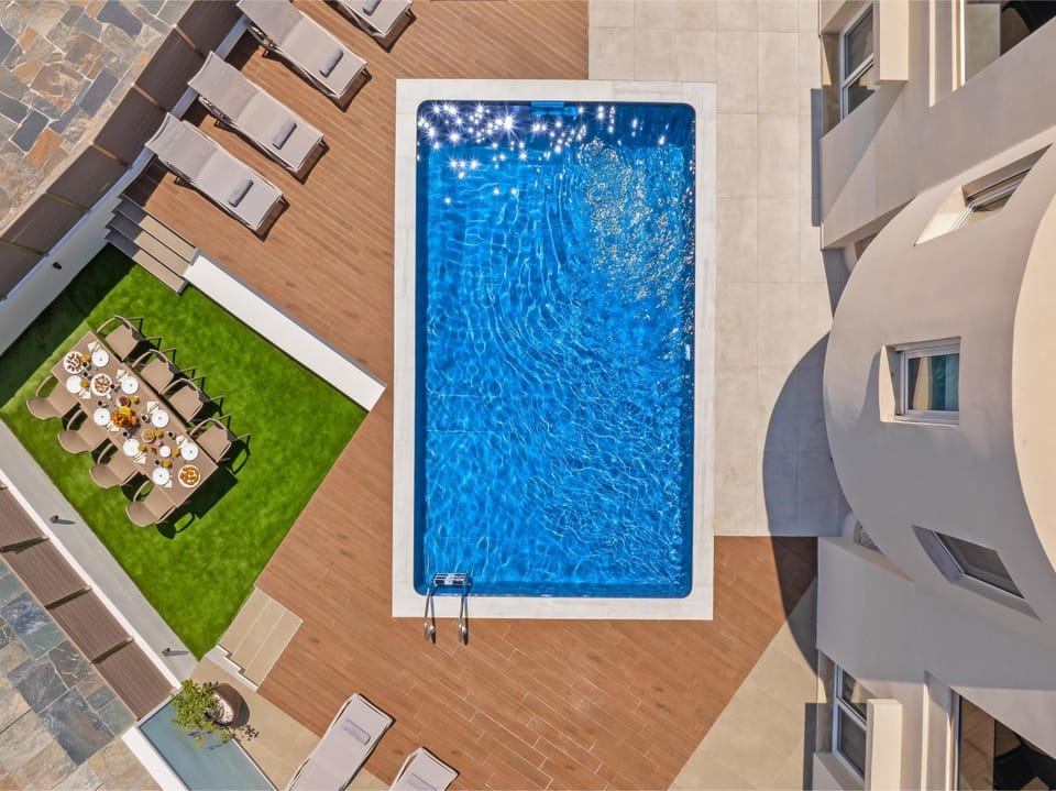 Property building, Dining area, Swimming pool, sunbed