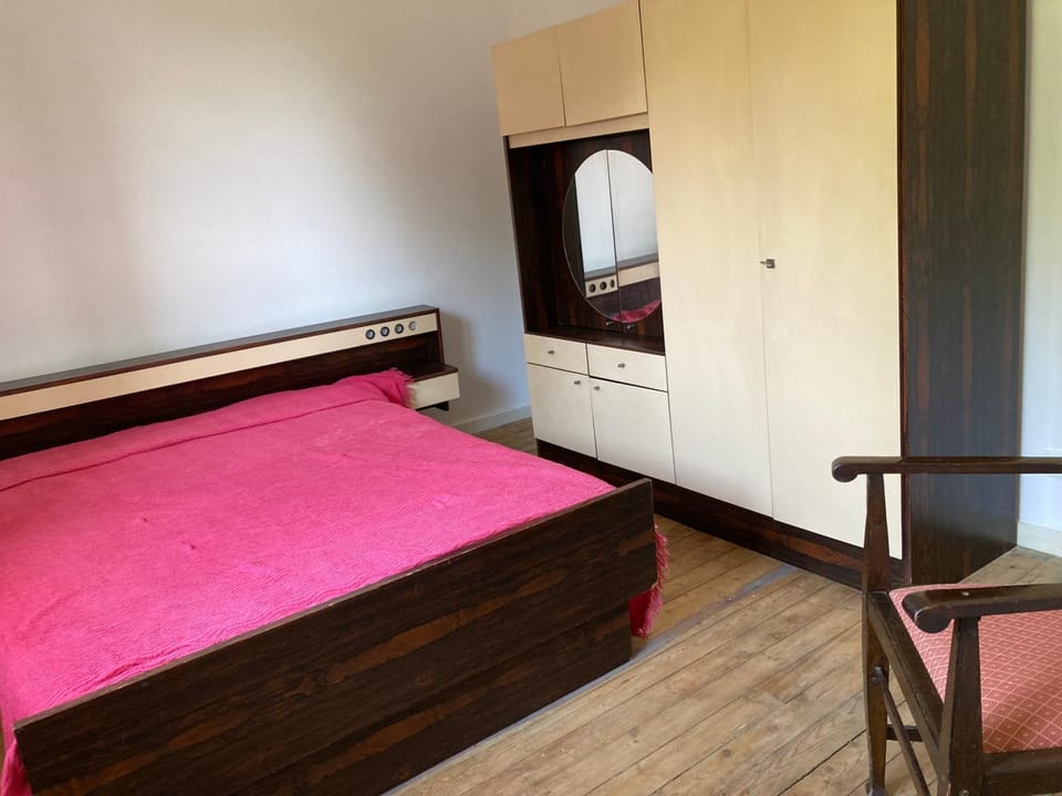 Bed, Photo of the whole room, wardrobe