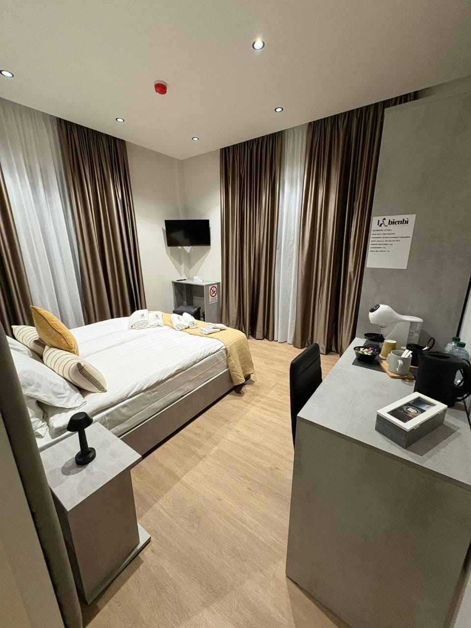 TV and multimedia, Photo of the whole room, Bedroom