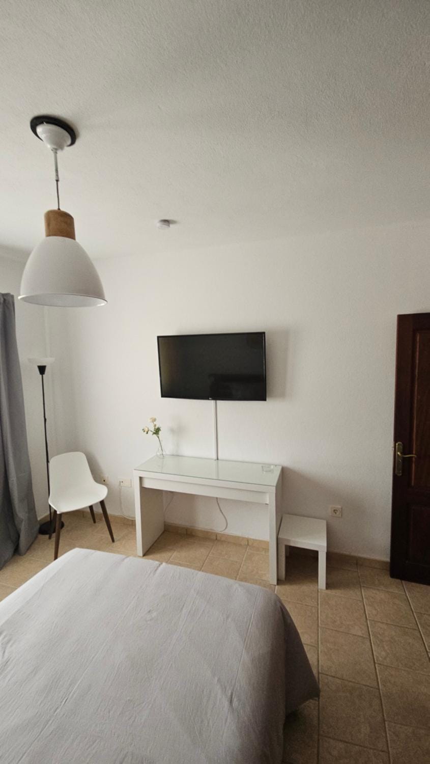 TV and multimedia, Photo of the whole room, Bedroom