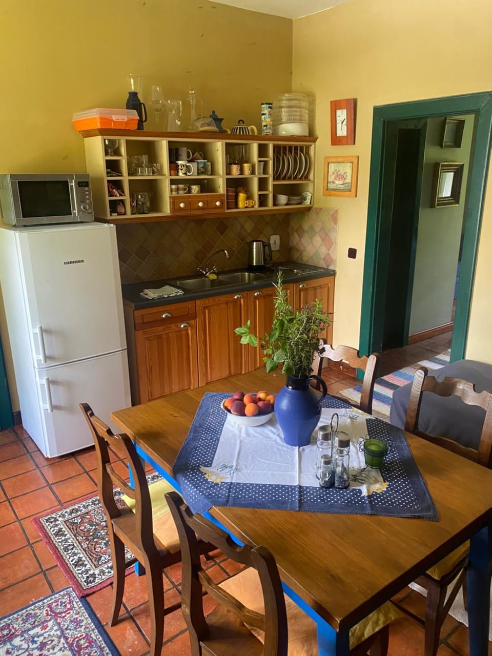 Kitchen or kitchenette, Dining area, stove