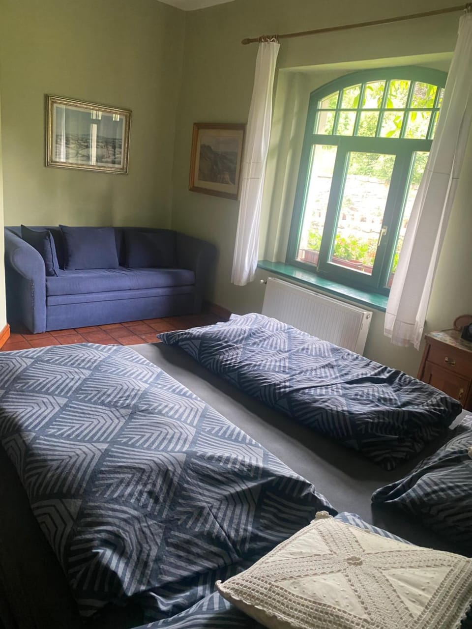 Bed, Photo of the whole room, Seating area, Bedroom