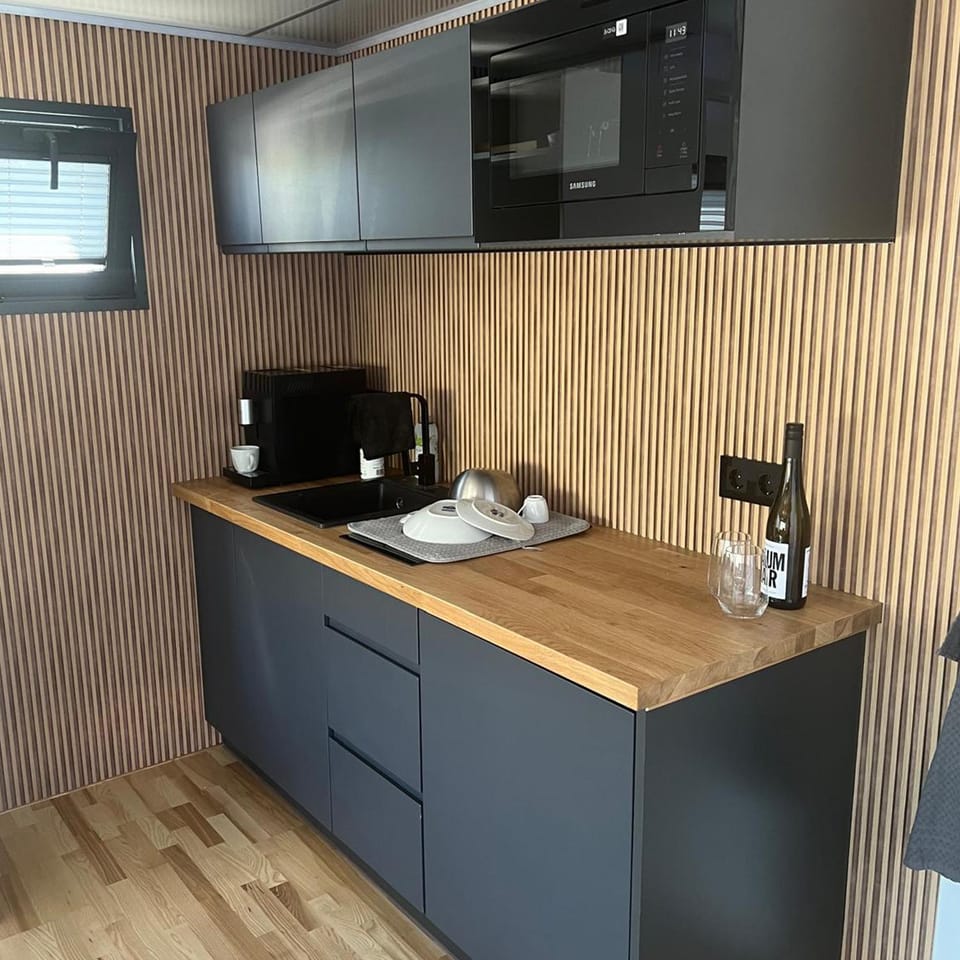 Coffee/tea facilities, Kitchen or kitchenette, Kitchen or kitchenette, stove