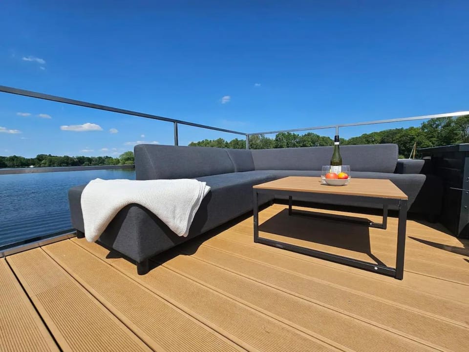 Property building, Natural landscape, Balcony/Terrace, Balcony/Terrace, Lake view