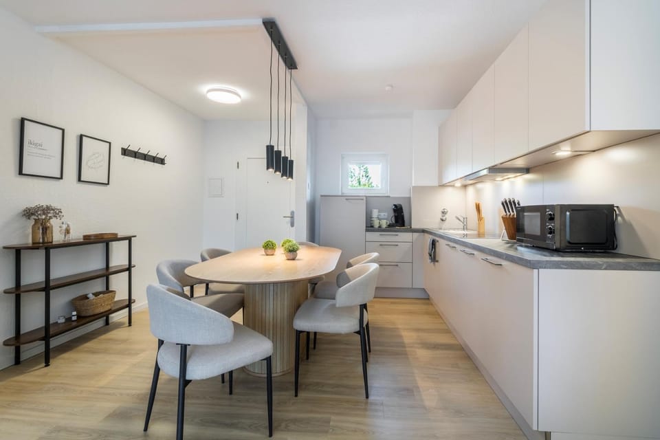 Coffee/tea facilities, Kitchen or kitchenette, Dining area, stove