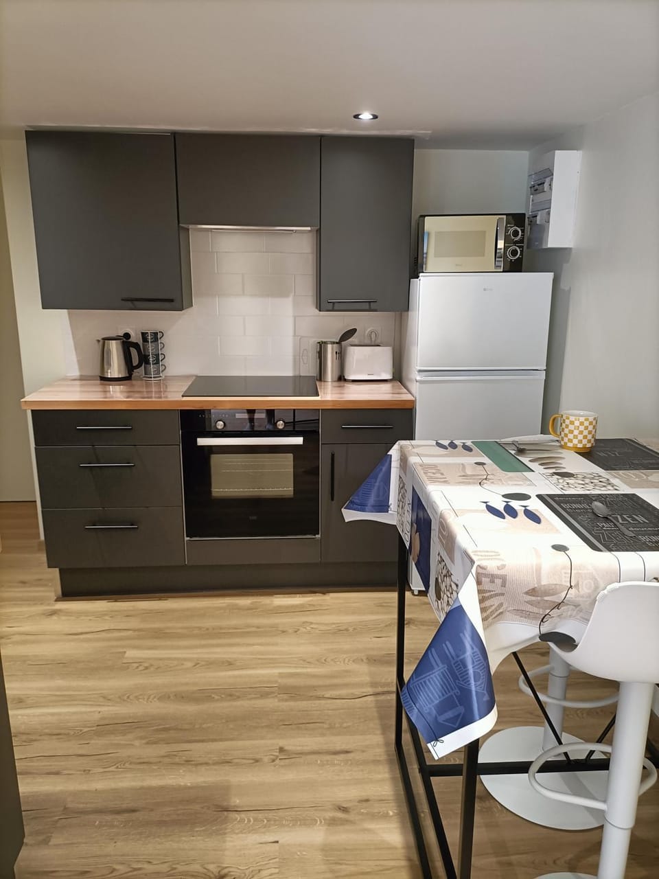 Kitchen or kitchenette, Dining area, oven, stove, toaster