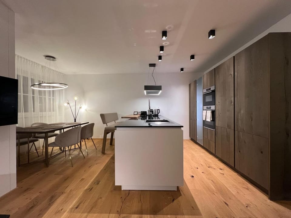 Kitchen or kitchenette, Dining area