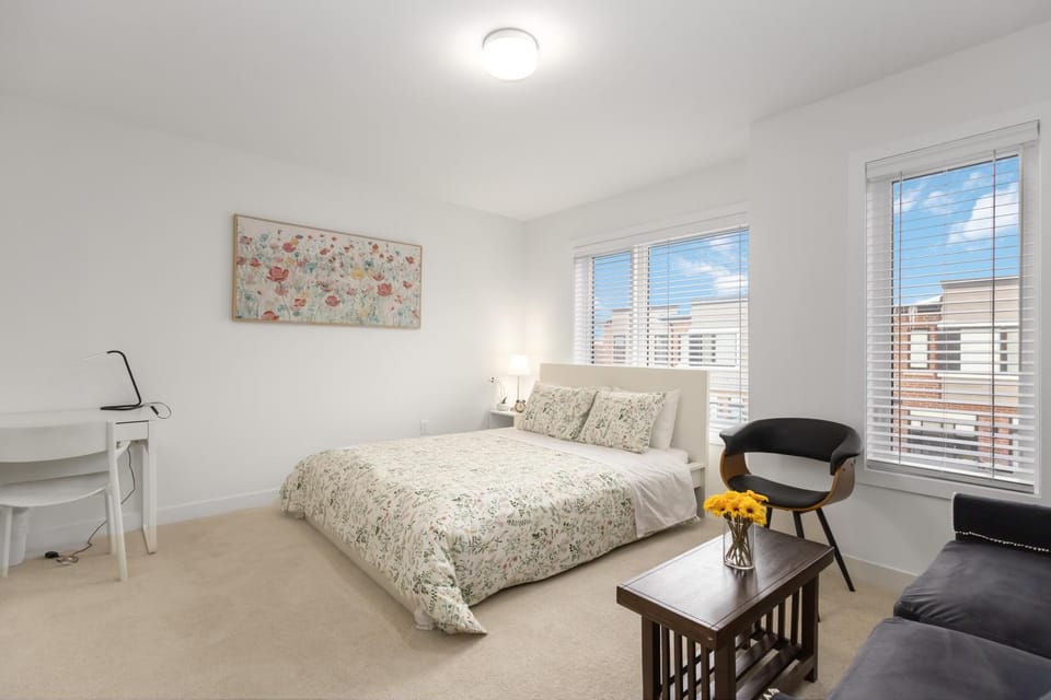 Bed, Seating area, Bedroom