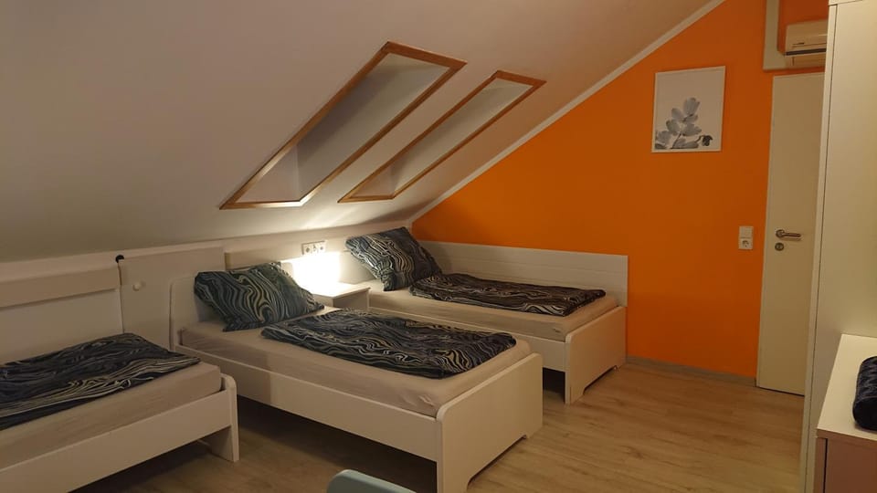 Gästezimmer HOT 2 Betten mit Gemeinschaftsbad und Geimeinschaftsküche Apartment in Erzgebirgskreis