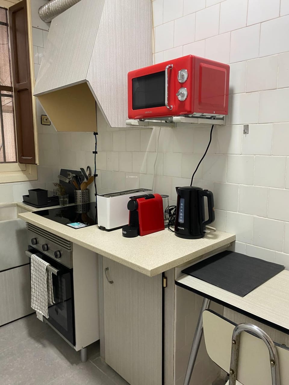 Coffee/tea facilities, Communal kitchen, microwave, oven, stove, toaster