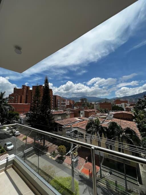 Apartamento en Laureles, con piscina y parquedero 401 Apartment in Medellin