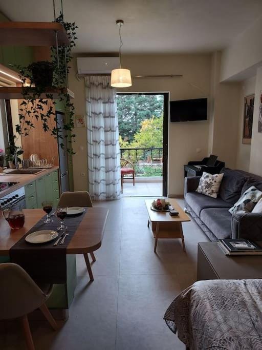 Sunny studio near metro Apartment in South Athens