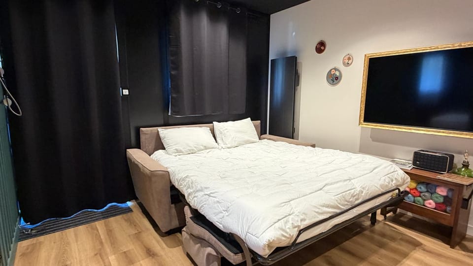 Bed, TV and multimedia, Photo of the whole room, Bedroom
