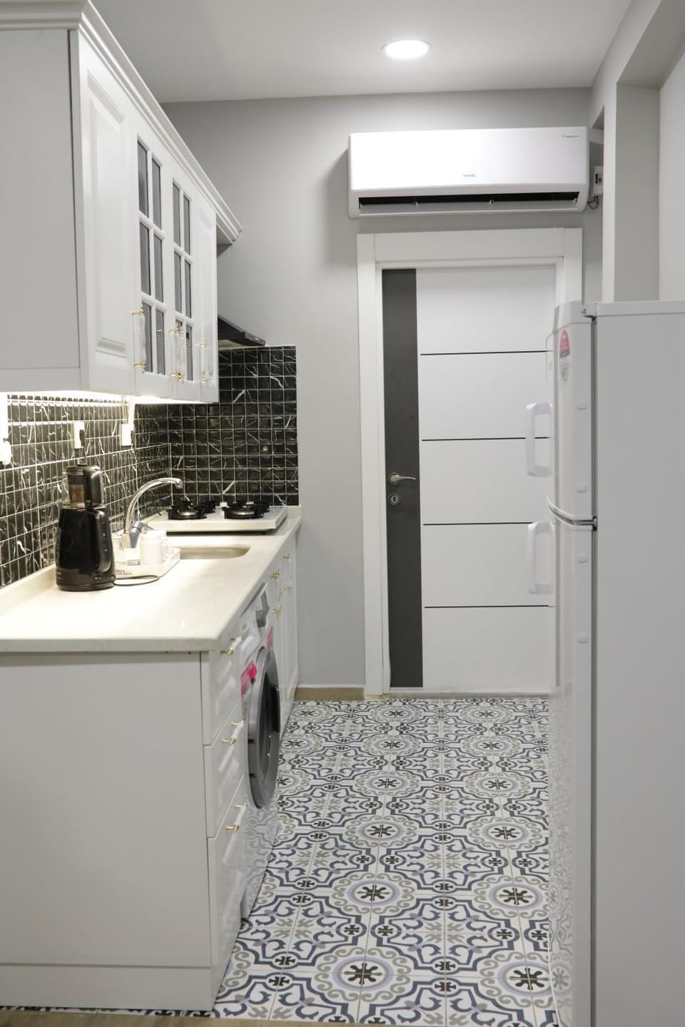 Kitchen or kitchenette, minibar, stove