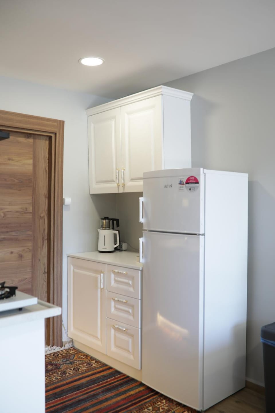 Kitchen or kitchenette, minibar, stove