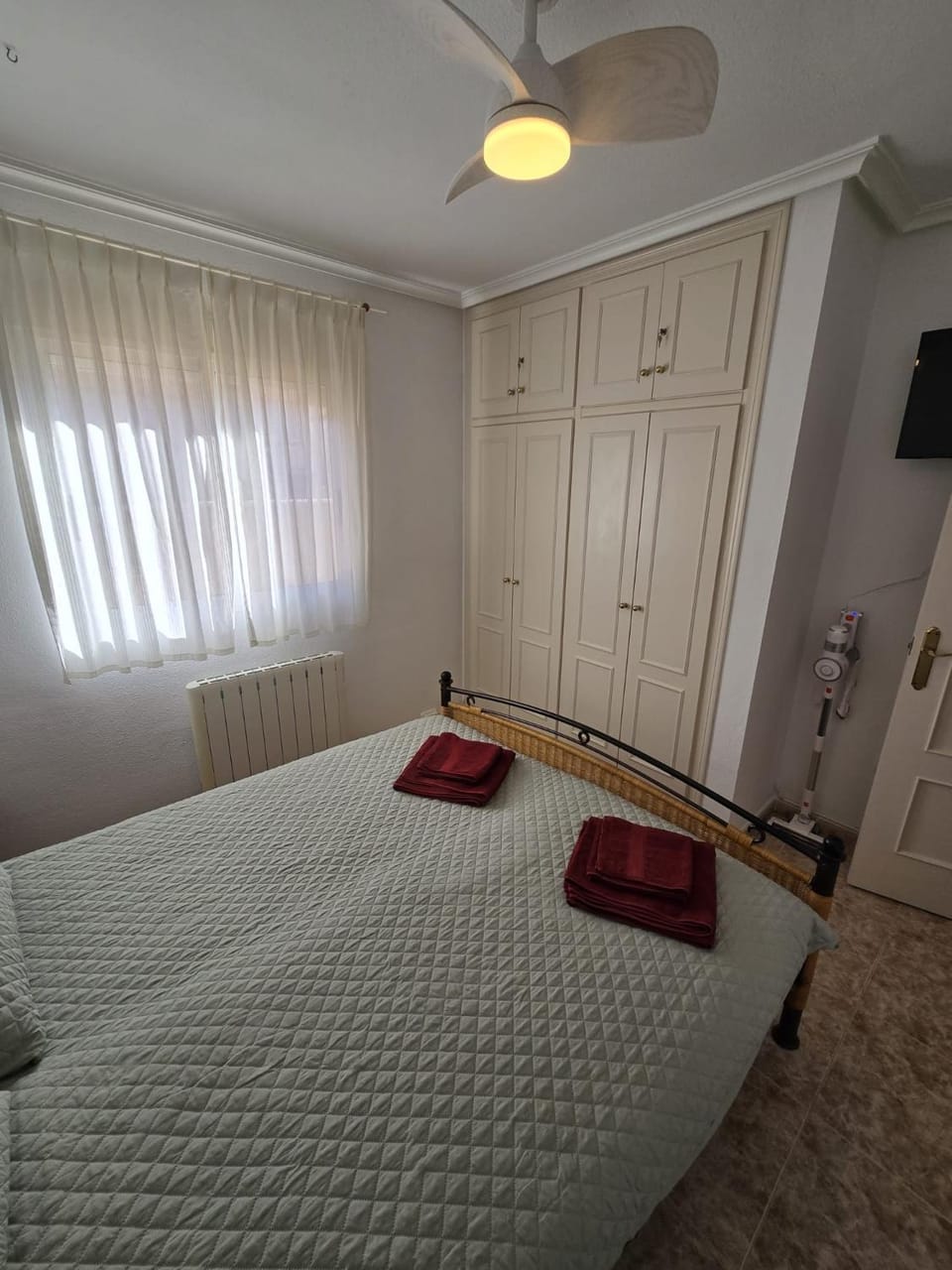 Bed, TV and multimedia, Photo of the whole room, Bedroom, towels, wardrobe
