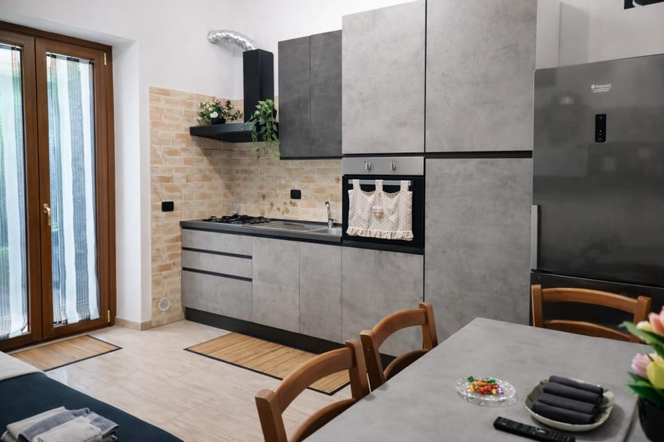 Kitchen or kitchenette, Dining area, minibar, stove