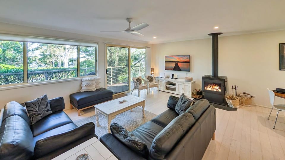 Jan's Retreat by Experience Jervis Bay House in Vincentia
