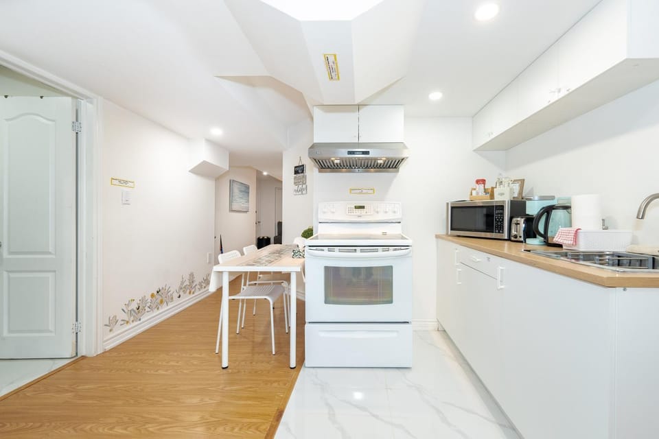 Coffee/tea facilities, Kitchen or kitchenette, Dining area, oven, stove, toaster