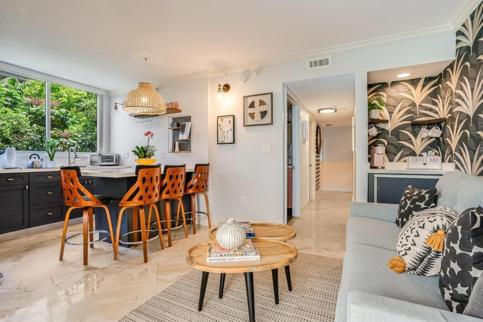 Kitchen or kitchenette, Living room, Seating area, Dining area