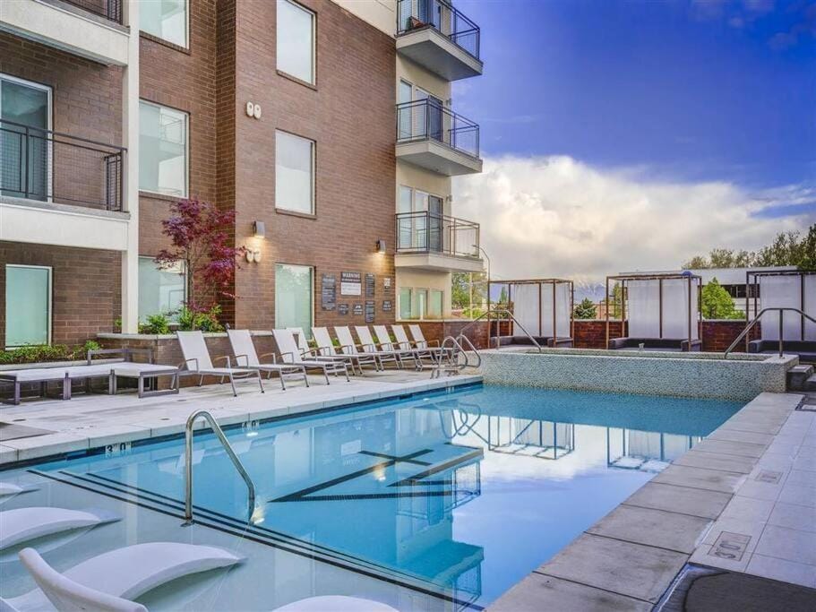 Penthouse Apt - PoolGymHotTubPkg - View! Apartment in Salt Lake City