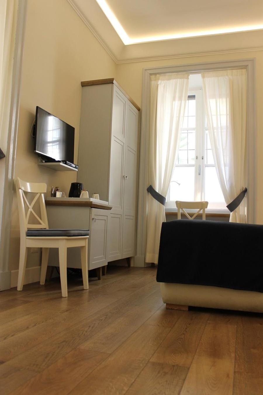 Photo of the whole room, Decorative detail