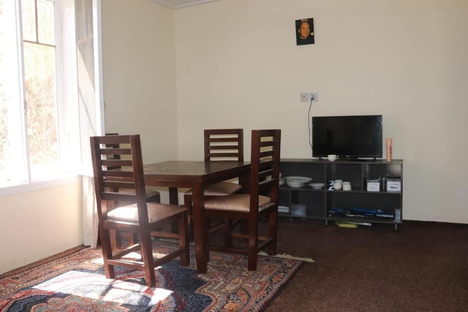 Communal lounge/ TV room, TV and multimedia, Living room, Seating area, Dining area, Evening entertainment