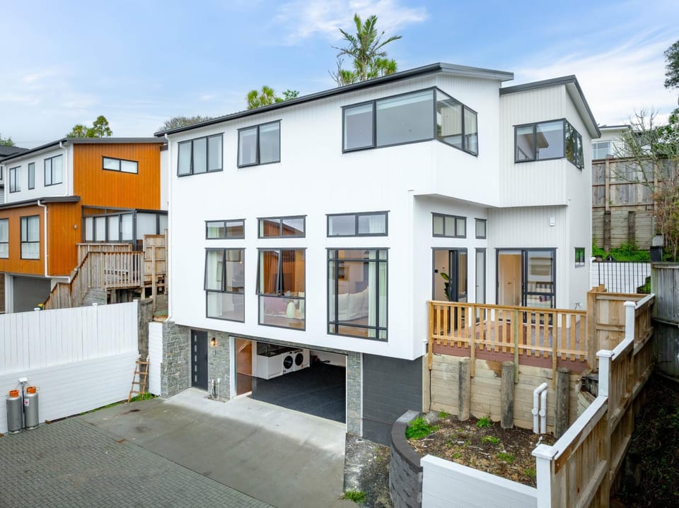 Property building, Day, Balcony/Terrace