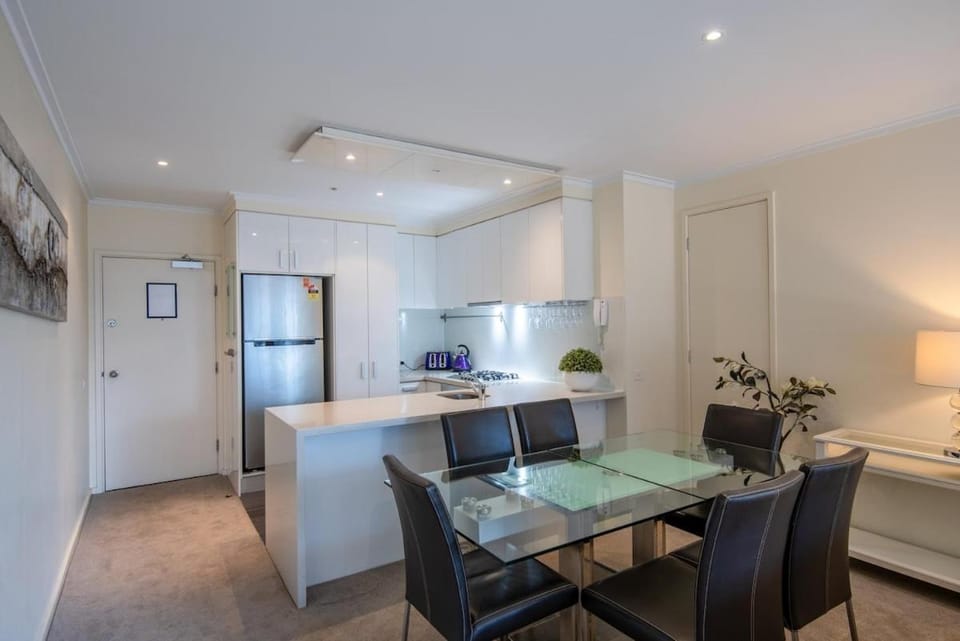 Kitchen or kitchenette, Dining area, oven, stove