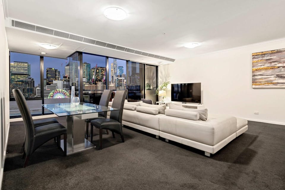 TV and multimedia, Living room, Seating area, Dining area, Evening entertainment, City view